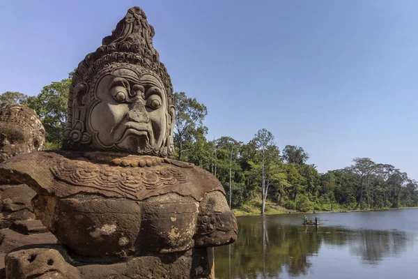 Güney Kapısı girişi Angkor Thom, son ve en kalıcı başkenti Khmer İmparatorluğu, UNESCO miras için ayrıntı, Angkor Historical Park taş heykel. Siem Reap, Kamboçya.