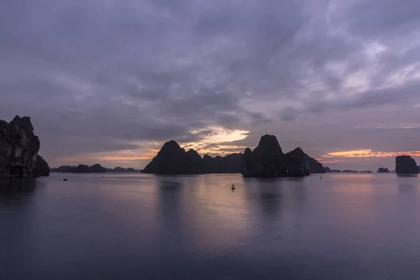 Dawn Panorama Long Bay Zatoce Dragon Malejąco Popularne Wśród Turystów — Zdjęcie stockowe