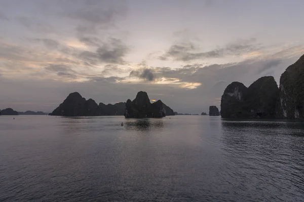 Sunrise Panorama Long Bay Zatoce Dragon Malejąco Popularne Wśród Turystów — Zdjęcie stockowe