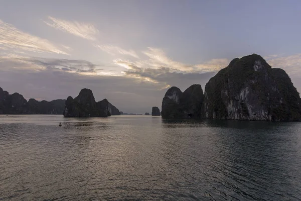 Sunrise Panorama Long Bay Zatoce Dragon Malejąco Popularne Wśród Turystów — Zdjęcie stockowe