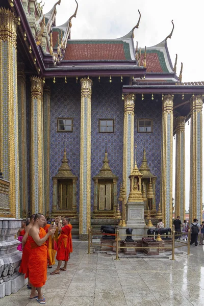 泰国曼谷 2018年10月20日 游客在大宫殿 在曼谷市中心的建筑物综合体 它的建设开始于 1782年 在国王 Phutthayotfa Chulalok 的命令 — 图库照片