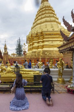 Chiang Mai, Tayland - 21 Ekim 2018: Geleneksel Budist ziyaret Wat Phrathat Doi Suthep Budist Tapınağı'nda ibadet. Chiang Mai. Tayland.