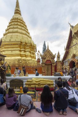 Chiang Mai, Tayland - 21 Ekim 2018: Geleneksel Budist ziyaret Wat Phrathat Doi Suthep Budist Tapınağı'nda ibadet. Chiang Mai. Tayland.