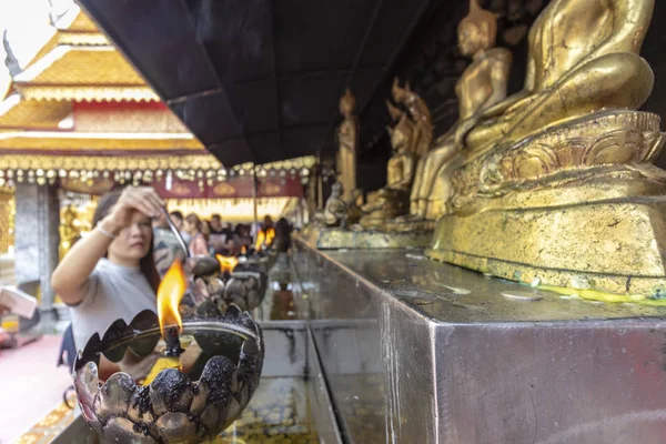 泰国清迈 2018年10月21日 Wat Phrathat Doi Suthep 佛教寺庙参加传统佛教礼拜的游客 — 图库照片