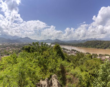 Üst Mount Phou Si Tapınağı panorama Luang Prabang ve Mekong Nehri'ne, Laos.