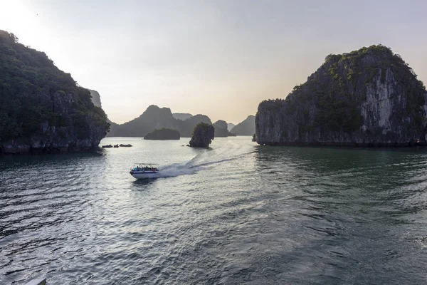 Piękna Panorama Long Bay Zatoce Dragon Malejąco Popularne Wśród Turystów — Zdjęcie stockowe