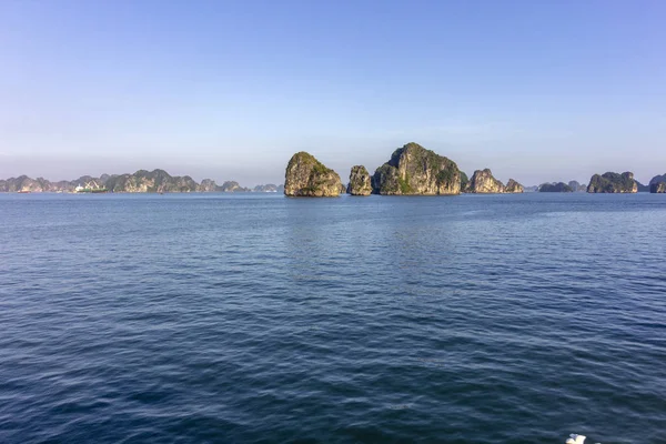 Mooi panorama van Ha Long Bay (Aflopend Dragon Bay) populaire toeristische bestemming in Azië. Vietnam. — Stockfoto