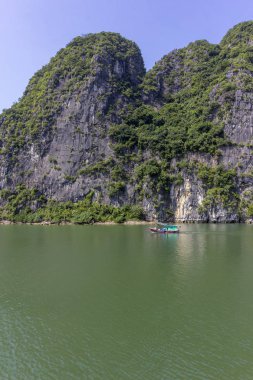 Asya Ha uzun yuva (azalan ejderha yuva) popüler turizm güzel Panoraması. Tonkin Körfezi Güney Çin Denizi, Vietnam. 