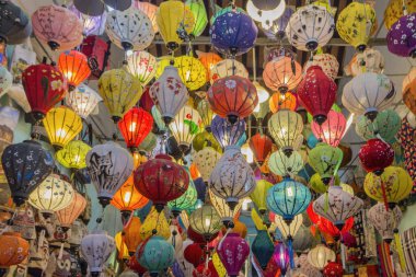 Hoi An, şehir eski kasaba dükkanında geleneksel fenerler arka plan UNESCO Dünya Miras Listesi olduğunu ve onun Tarih, kültür ve mimari, Vietnam için ünlü.