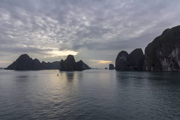Sunrise panorama w Ha Long Bay (zatoce Dragon malejąco) popularne wśród turystów w Azji, Wietnam. — Zdjęcie stockowe