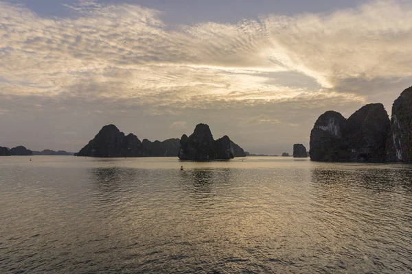 Sunrise panorama op Ha Long Bay (Aflopend Dragon Bay) populaire toeristische bestemming in Azië, Vietnam. — Stockfoto
