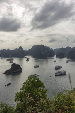 Ha uzun Bay (Desce üzerinden Titov Adası (Hon Ti üst) panoramik görünüm