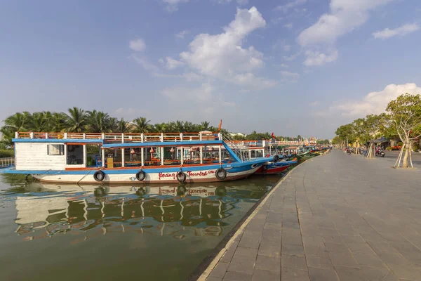 Hoi An, Vietnam - 30 ottobre 2018: Vista sul lungomare di Thu Bon R — Foto Stock