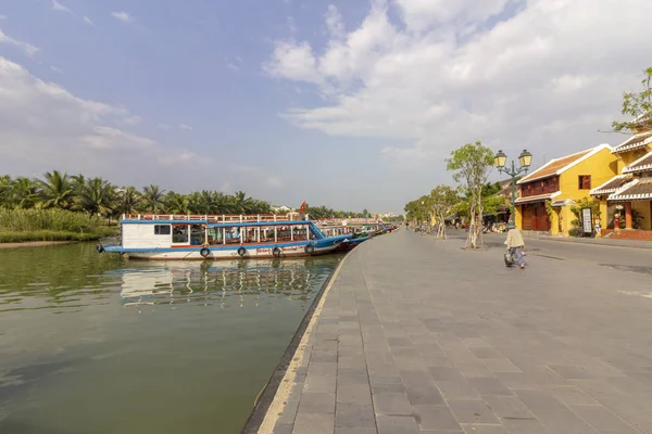 Hoi An, Vietnam - 30 ottobre 2018: Vista sul lungomare del fiume Thu Bon, a Hoi Un antico quartiere storico della città, Vietnam — Foto Stock