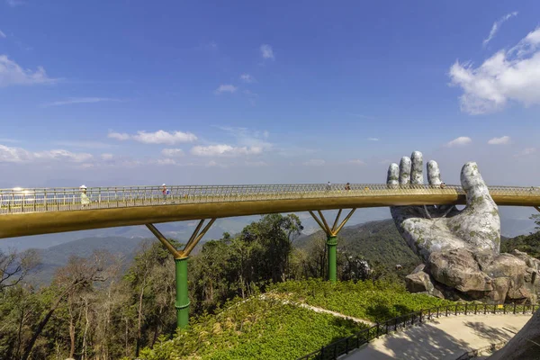Ντα Νανγκ, Βιετνάμ - 31 Οκτωβρίου 2018 χρυσή γέφυρα γνωστή ως τα χέρια του Θεού, πεζοδρομημένο μονοπάτι αρθεί από δύο γιγάντια χέρια, ανοιχτή σε Ιουλίου 2018 στο Ba Na Hills για: Ντα Νανγκ, Βιετνάμ. — Φωτογραφία Αρχείου