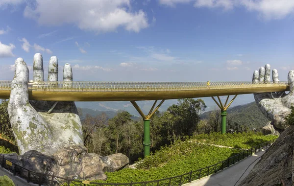 Золотой мост, известный как "Руки Бога", пешеходная тропа, поднятая двумя гигантскими руками, откроется в июле 2018 года на горе Ба-Нанг во Вьетнаме. . — стоковое фото