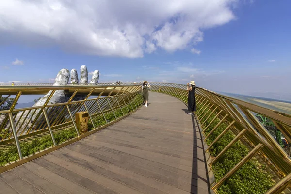 Da Nang, Vietnã - 31 de outubro de 2018 Ponte Dourada conhecida como Mãos de Deus, uma trilha pedestre erguida por duas mãos gigantes, aberta em julho de 2018 em Ba Na Hills em Da Nang, Vietnã . — Fotografia de Stock