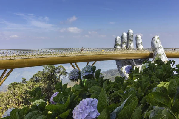 Da Nang, Wietnam - 31 października 2018 Golden Bridge znany jako ręce Boga, podniósł chodnik dla pieszych przez dwa gigantyczne ręce, otwarty w lipca 2018 o Ba Na Hills w Da Nang, Wietnam. Obrazek Stockowy