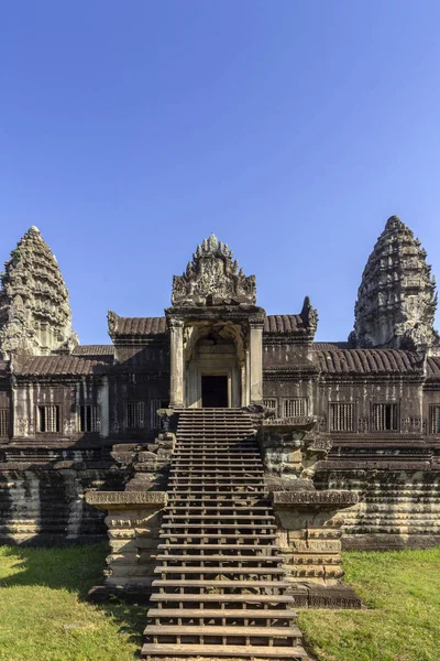 Angkor wat antiken Tempelkomplex eines der größten religiösen Denkmäler der Welt und UNESCO-Weltkulturerbe, es ist eine berühmte Touristenattraktion in siem reap, Kambodscha. — Stockfoto