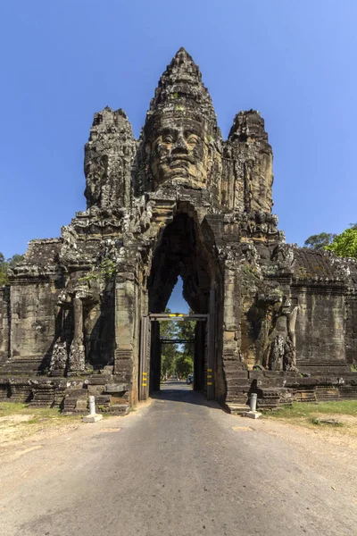 Eingang zum Südtor von Angkor Thom, der letzten und beständigsten Hauptstadt des Khmer-Reiches, UNESCO-Weltkulturerbe, Detail der Steinskulptur, historischer Park von Angkor. siem ernten, Kambodscha. — Stockfoto