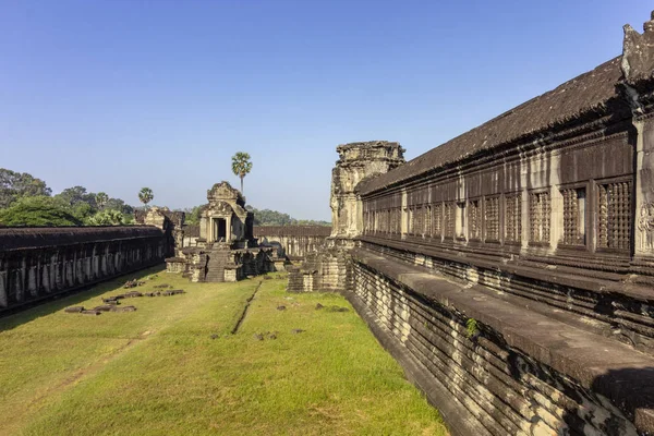 Angkor Wat antiguo complejo de templos uno de los monumentos religiosos más grandes del mundo y Patrimonio de la Humanidad por la UNESCO, es una famosa atracción turística en Siem Reap, Camboya . —  Fotos de Stock