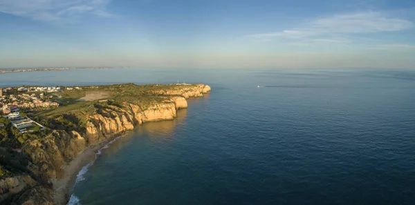 空中风景海景，蓬塔达皮埃达海角，著名的自然地标目的地，拉各斯，阿尔加维。南葡萄牙. — 图库照片
