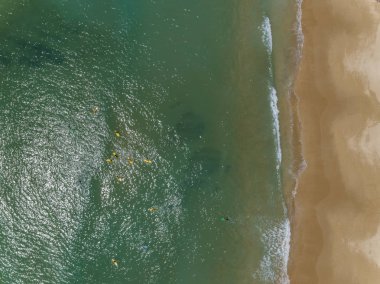 Havadan yukarıdan aşağıya görünüm deniz manzarası, Praia Porto de Mos (Lagos şehir kıyı şeridi boyunca plaj ve sahil uçurum oluşumları), Portekiz.