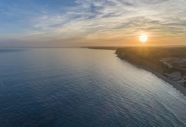 Atardecer aéreo paisaje marino, de Praia Porto de Mos (Playa y formaciones de acantilados a lo largo de la costa de la ciudad de Lagos), Portugal . — Foto de Stock