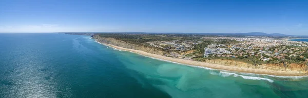 Aerial Seascape, Praia Porto de Mos (plaża i nadmorskie formacje klify wzdłuż wybrzeża miasta Lagos), Portugalia. — Zdjęcie stockowe