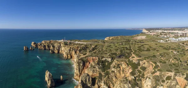 空中风景海景，蓬塔达皮埃达海角，著名的自然地标目的地阿尔加维。葡萄牙. — 图库照片