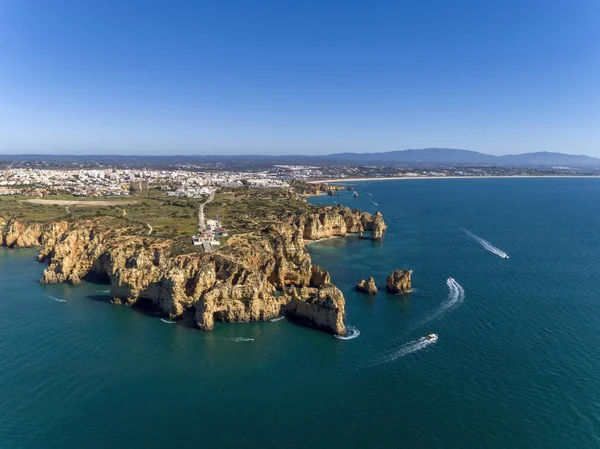 Vzdušný vyhlídkový mys Ponta da Piedade, slavný přírodní orientační cíl, Algarve. Portugalsko. — Stock fotografie