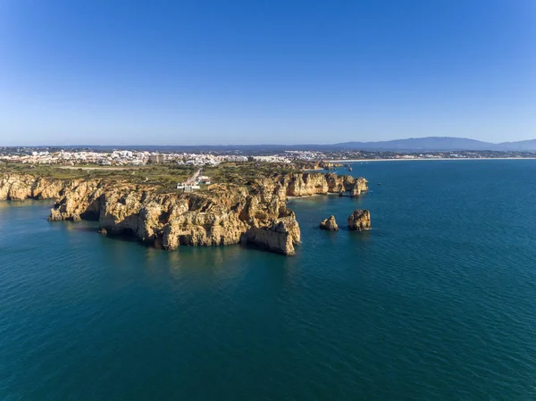 Vzdušný malebný mys Ponta da Piedade mysu (útvary útesu podél pobřeží města Lagos), známý přírodní orientační cíl, Algarve. Jižní Portugalsko. — Stock fotografie