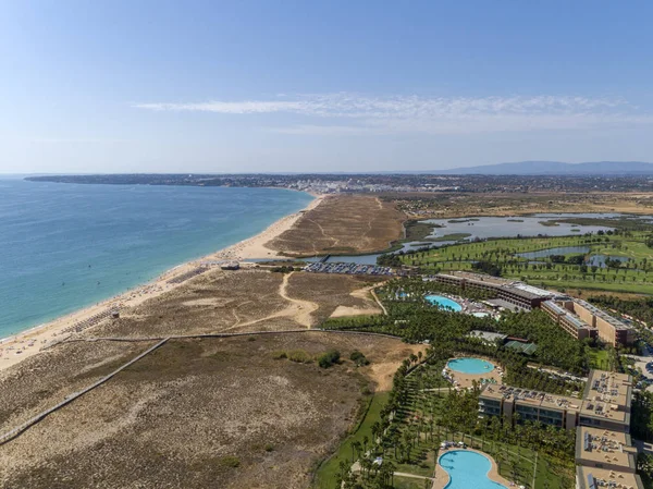 Vista aérea da praia de Salgados em Albufeira, região de destino turístico algarvio, Portugal . — Fotografia de Stock