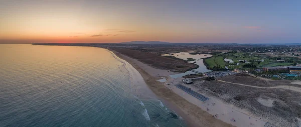 Antenowe seascape zachód słońca z plaży Salgados, region przeznaczenia turystyka Albufeira, Algarve, Portugalia. — Zdjęcie stockowe