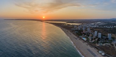 Praia dos Tres Irmaos havadan günbatımı görünümü, Alvor, Batı Algarve Coast ünlü turistik yer, Portekiz.