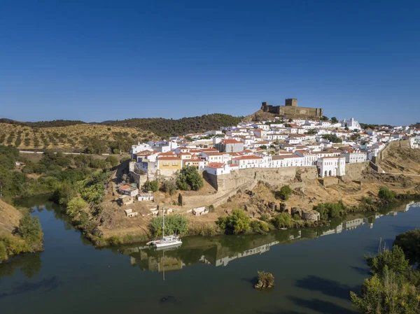 Portekiz'in güneydoğusundaki Alentejo hedef bölgesinde bulunan Mertola kasabasının havadan görünümü, Portekiz.