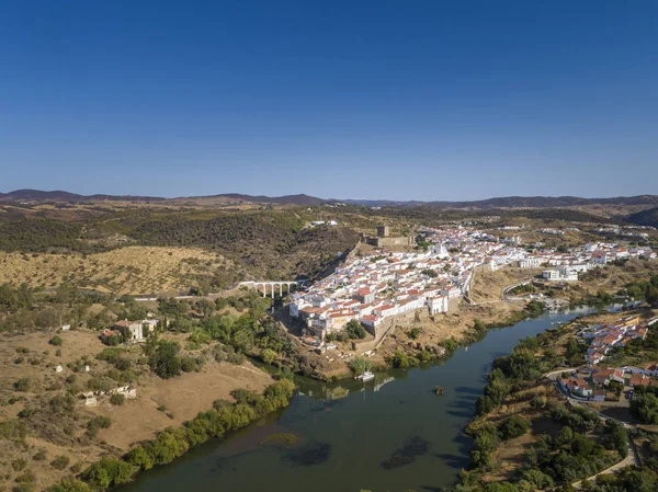 Veduta aerea della città di Mertola nel sud-est della regione di destinazione portoghese Alentejo, Portogallo . — Foto Stock