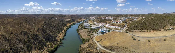 Mertola kasabası yakınlarındaki Azenhas (su değirmeni) plajında Guadiana nehri havadan görünümü. Portekiz. — Stok fotoğraf