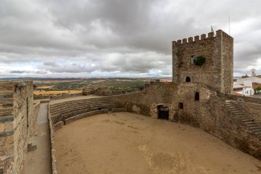 Monsaraz Kalesi 'nin iç bölgesi (geleneksel boğa güreşi alanı olarak kullanılır). Portekiz 'in Alentejo bölgesinde, Alqueiva barajı ve İspanya sınırı yakınlarındaki Guadiana Nehri' nin sağ tarafında yer almaktadır..