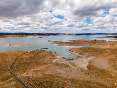 Alqueva Barajı 'nın Portekiz' in Alentejo turistik bölgesi Aldeia da luz nehir plajındaki yapay göl manzarası..