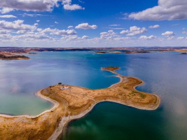 Alqueva Barajı yapay gölü, Aldeia da luz nehir plajı, Alentejo turizm bölgesi, Portekiz.