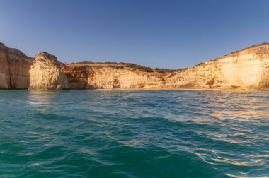 Portimao City Sahili 'ndeki kayalıkların ve kayalıkların manzarası. Batı Algarve, Portekiz' deki ünlü turizm beldesi..