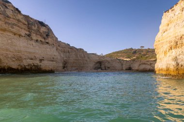 Portimao City Sahili 'ndeki kayalıkların ve kayalıkların manzarası. Batı Algarve, Portekiz' deki ünlü turizm beldesi..