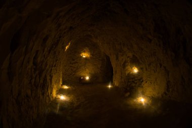 Kretase kilise ve mumlar