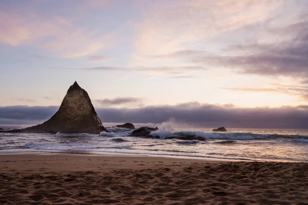 Kumsalda pembe gün batımı