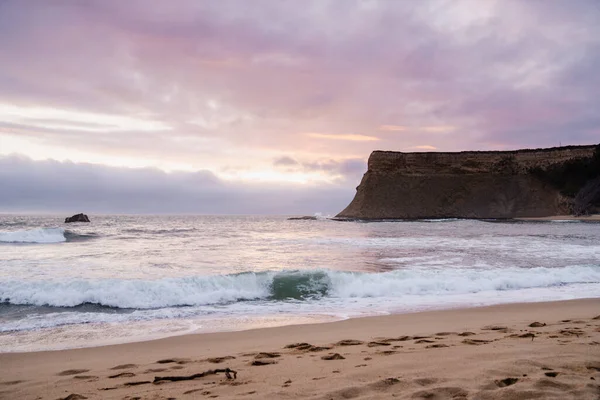 Kumsalda pembe gün batımı