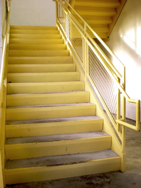 Interior Amarelo Escadaria Metal Prédio Para Estacionamento Acesso Garagem — Fotografia de Stock