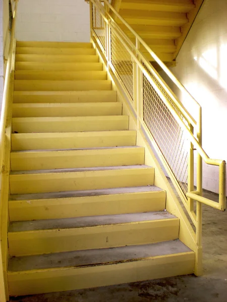 Intérieur Jaune Escalier Métal Dans Bâtiment Pour Accès Garage Images De Stock Libres De Droits