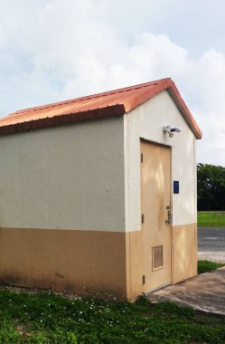 Genel bir park bahçe üzerinde bina küçük beton hizmeti