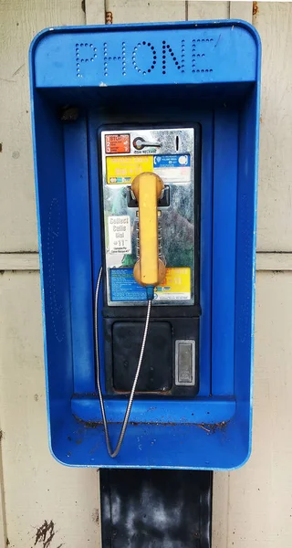 Kék Fém Nyilvános Fizetős Telefon Booth Nyilvános Park Séta Úton — Stock Fotó